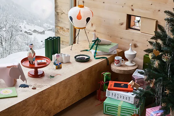 Weihnachtliche Vitra Accessoires auf Holzbank: Papierleuchte, Vasen, Figuren, Tablett und Geschenke am Baum